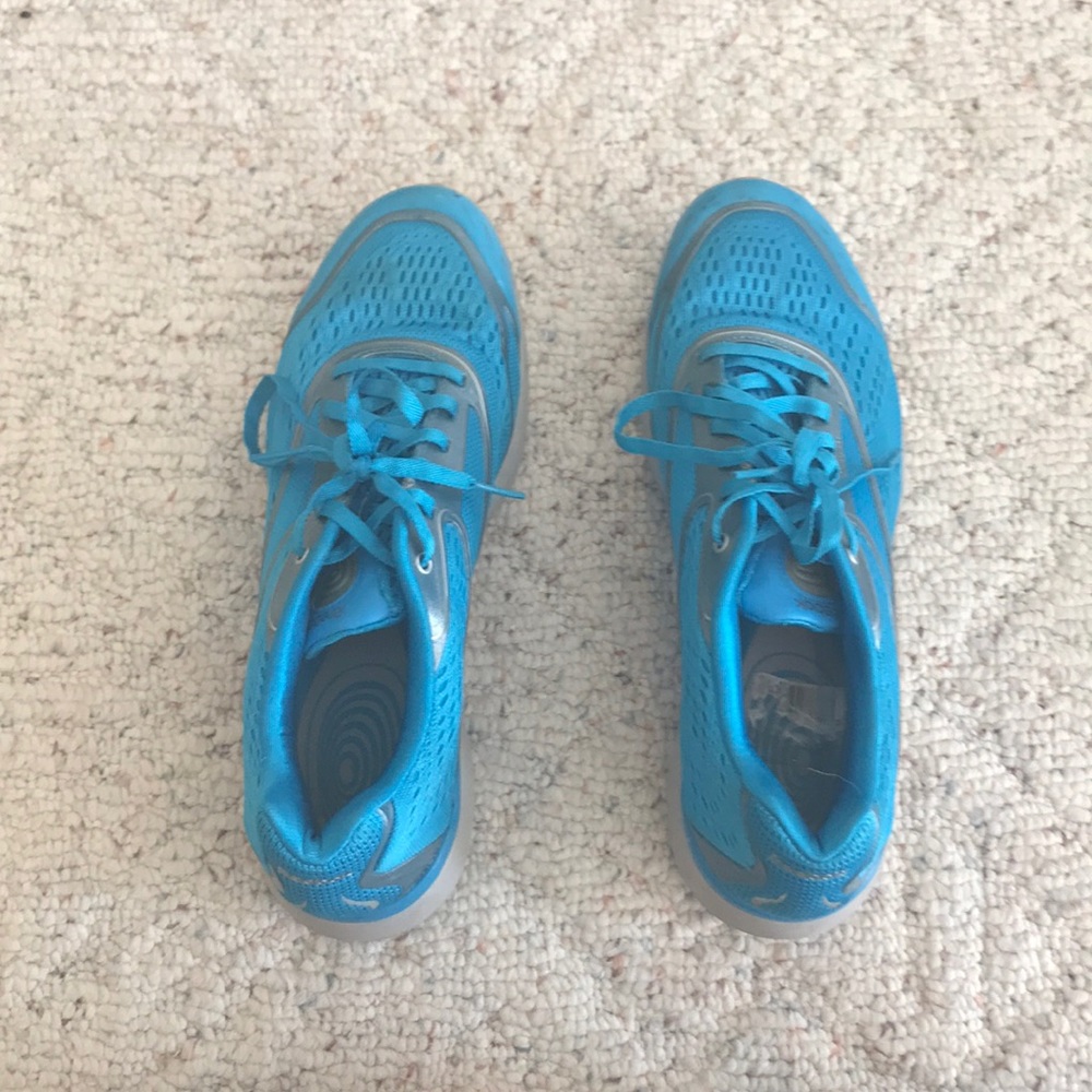 Reebok easytone blue shoes